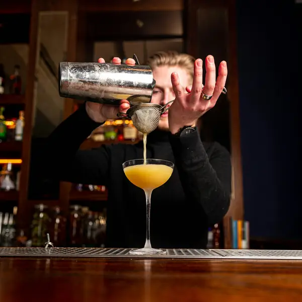 Bartender sirviendo un coctel