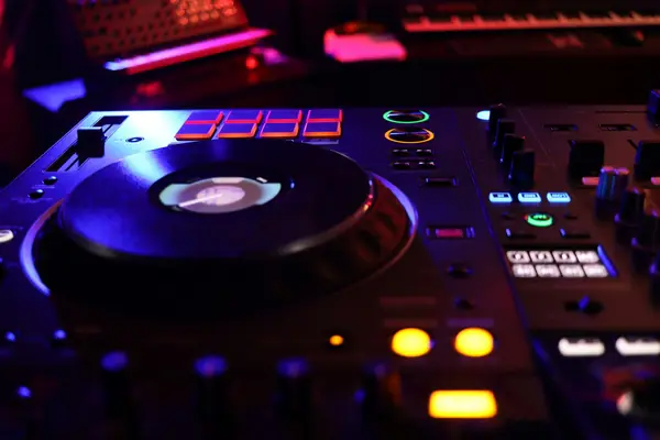 Consola de DJ iluminada con luces moradas